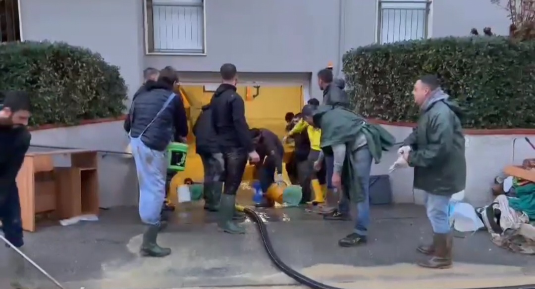 Spalano il fango e cantano: "Viola sei il mio amore". Il toccante video che arriva dalle zone colpite dall'alluvione