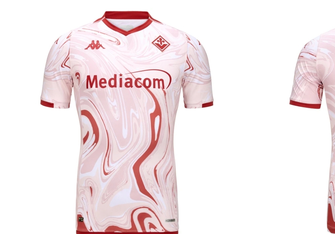 Ecco la quarta maglia della Fiorentina: è rossa e bianca mischiati in un mix che simboleggia il lavaggio in lavatrice