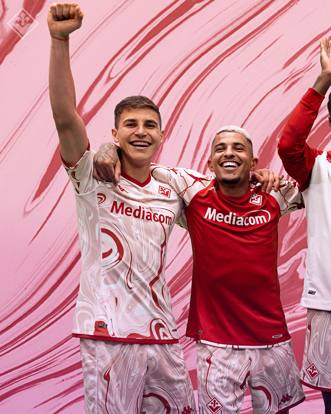 Presentata ufficialmente la quarta maglia da gioco della Fiorentina, ecco le foto!