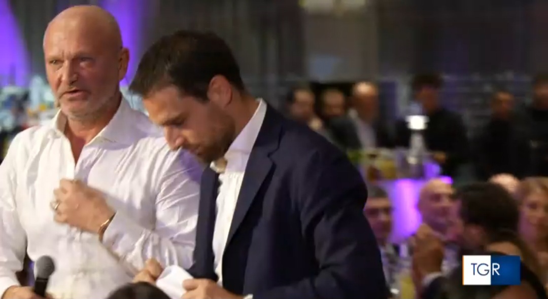 Asta al Viola Park: Pucci presenta, Vieri spende 4.500€, a Renzi la maglia di Bonaventura per 3.500€