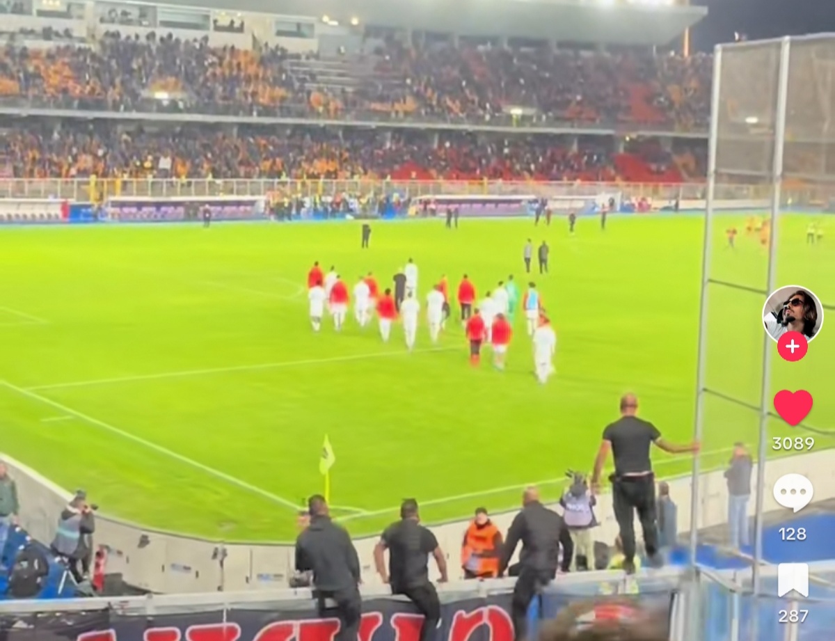 I tifosi del Milan insultano Pioli a Lecce: "Vieni qui" e poi "Vattene". Lui si rifiuta di andare sotto il settore rossonero