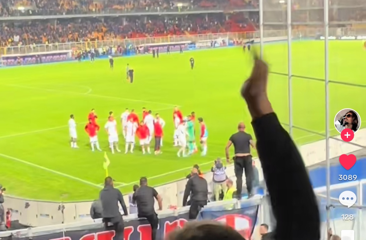 I tifosi del Milan insultano Pioli a Lecce: "Vieni qui" e poi "Vattene". Lui si rifiuta di andare sotto il settore rossonero