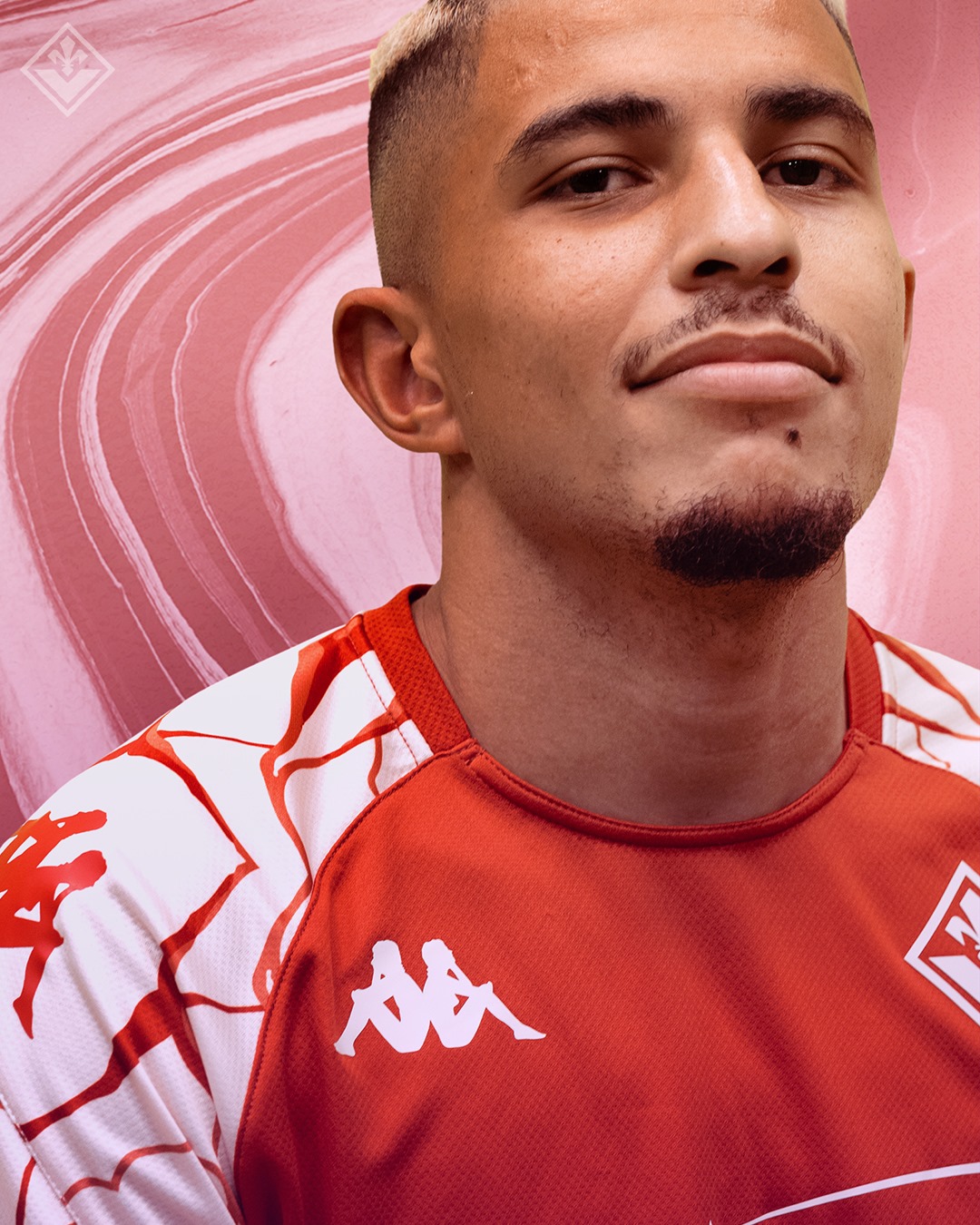 Presentata ufficialmente la quarta maglia da gioco della Fiorentina, ecco le foto!