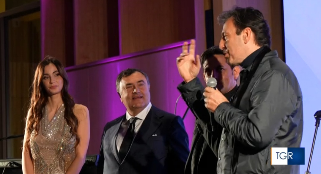 Asta al Viola Park: Pucci presenta, Vieri spende 4.500€, a Renzi la maglia di Bonaventura per 3.500€