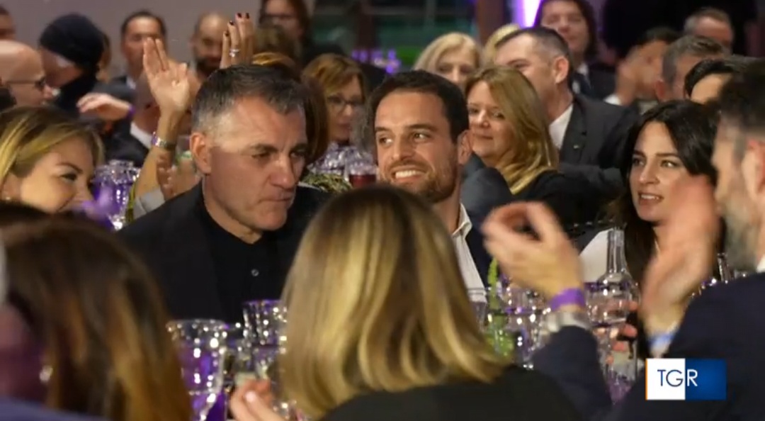 Asta al Viola Park: Pucci presenta, Vieri spende 4.500€, a Renzi la maglia di Bonaventura per 3.500€