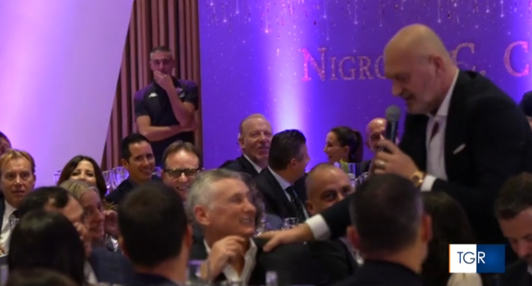 Asta al Viola Park: Pucci presenta, Vieri spende 4.500€, a Renzi la maglia di Bonaventura per 3.500€