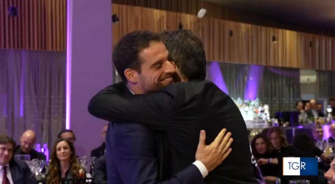 Asta al Viola Park: Pucci presenta, Vieri spende 4.500€, a Renzi la maglia di Bonaventura per 3.500€