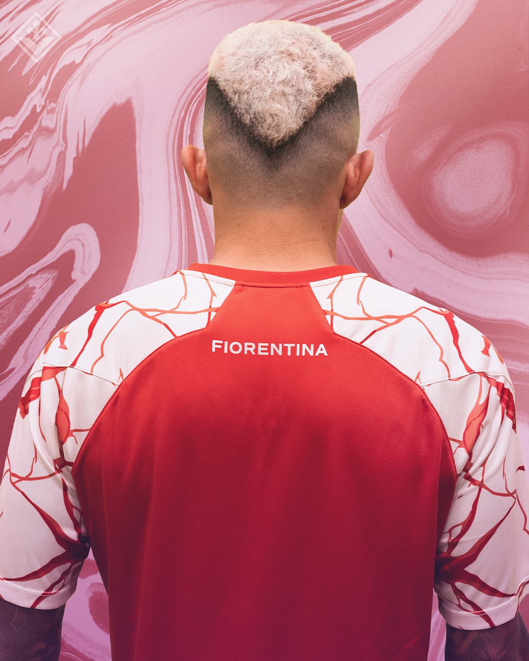 Presentata ufficialmente la quarta maglia da gioco della Fiorentina, ecco le foto!