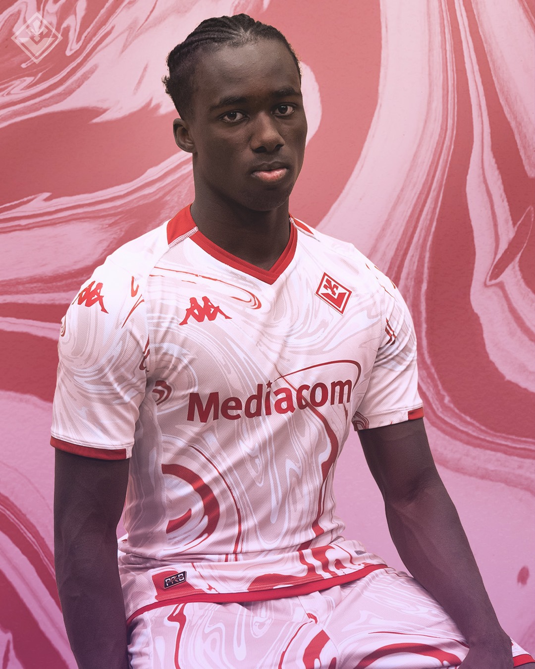 Presentata ufficialmente la quarta maglia da gioco della Fiorentina, ecco le foto!