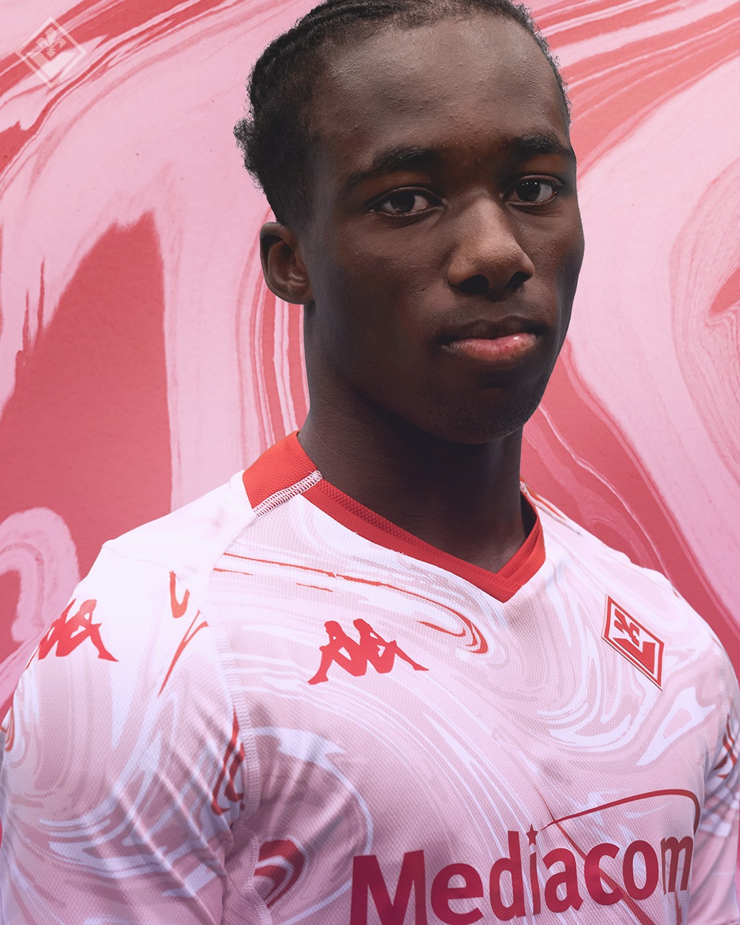 Presentata ufficialmente la quarta maglia da gioco della Fiorentina, ecco le foto!