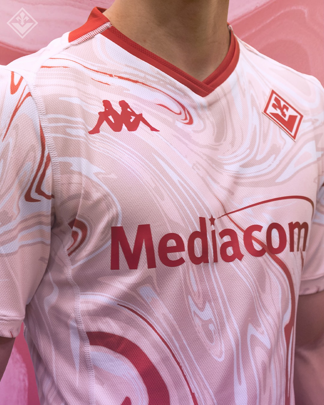 Presentata ufficialmente la quarta maglia da gioco della Fiorentina, ecco le foto!