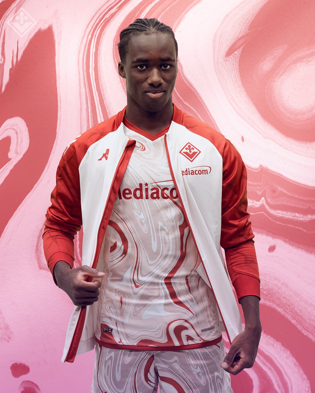 Presentata ufficialmente la quarta maglia da gioco della Fiorentina, ecco le foto!