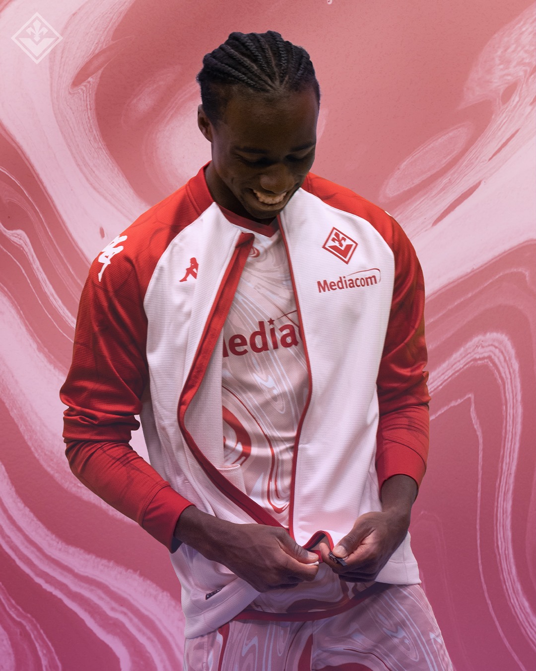 Presentata ufficialmente la quarta maglia da gioco della Fiorentina, ecco le foto!