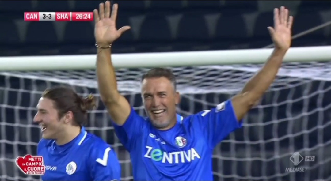 Il video del gol meraviglioso di Batistuta alla partita del Cuore. Tiro a giro da fuori area a pallonetto