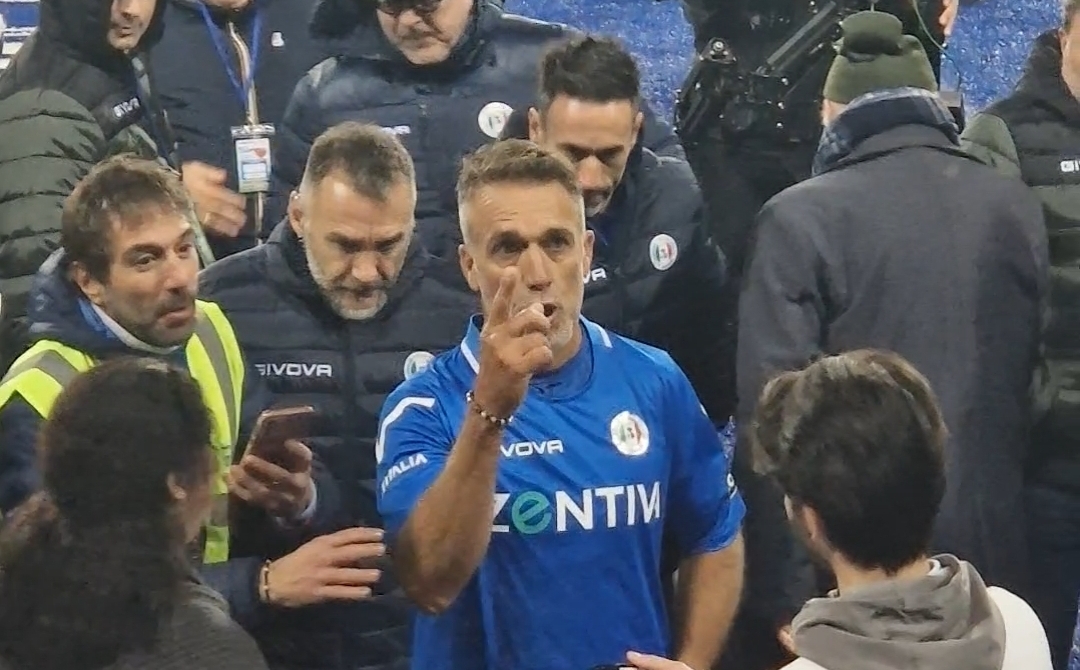 Tutti in piedi per Batistuta, il video della standing ovation dello stadio alla sua uscita dal campo