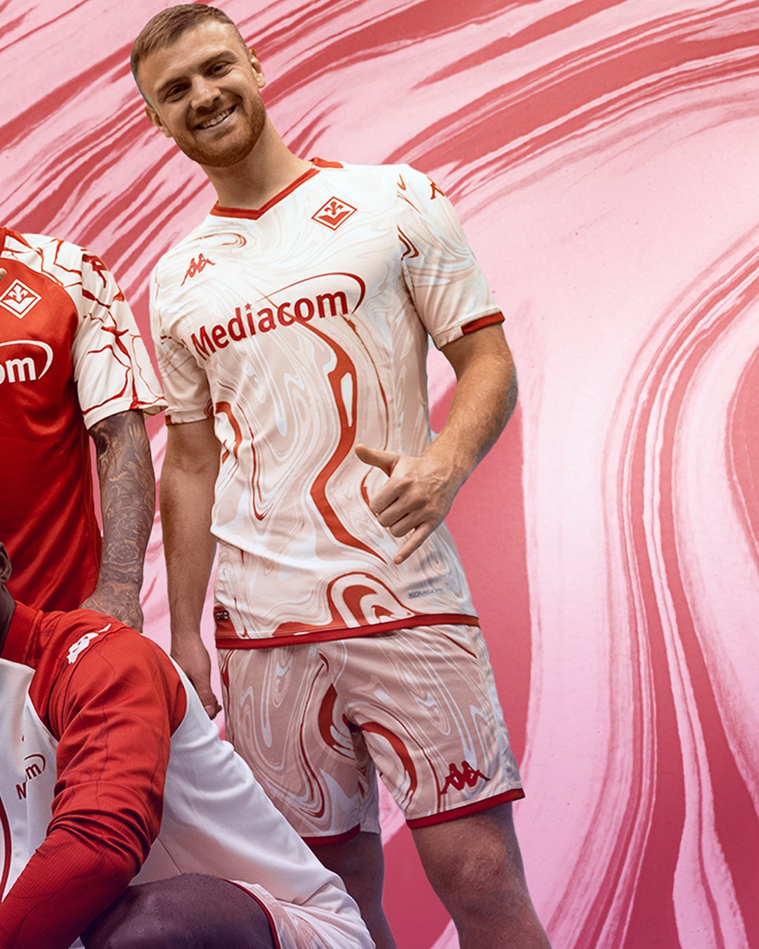 Presentata ufficialmente la quarta maglia da gioco della Fiorentina, ecco le foto!