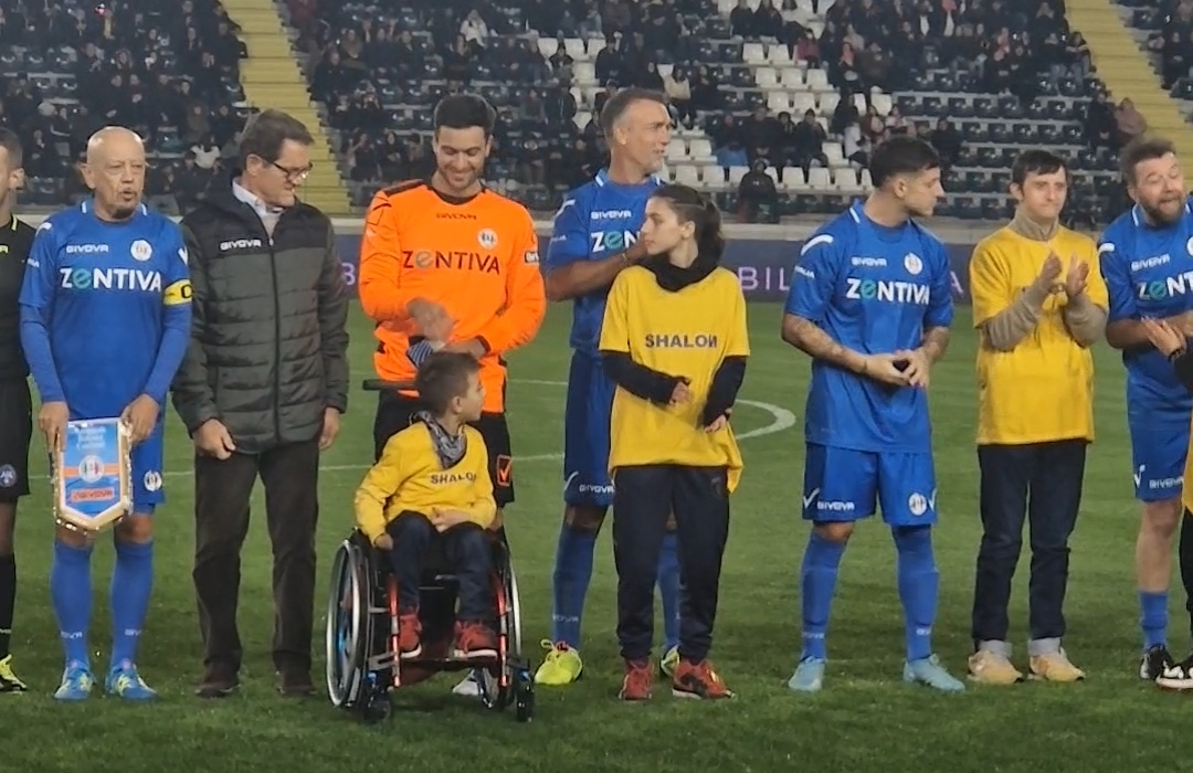 Batistuta scherza con Spalletti, Prandelli a colloquio con Buffon. Entusiasmo a Empoli per la solidarietà