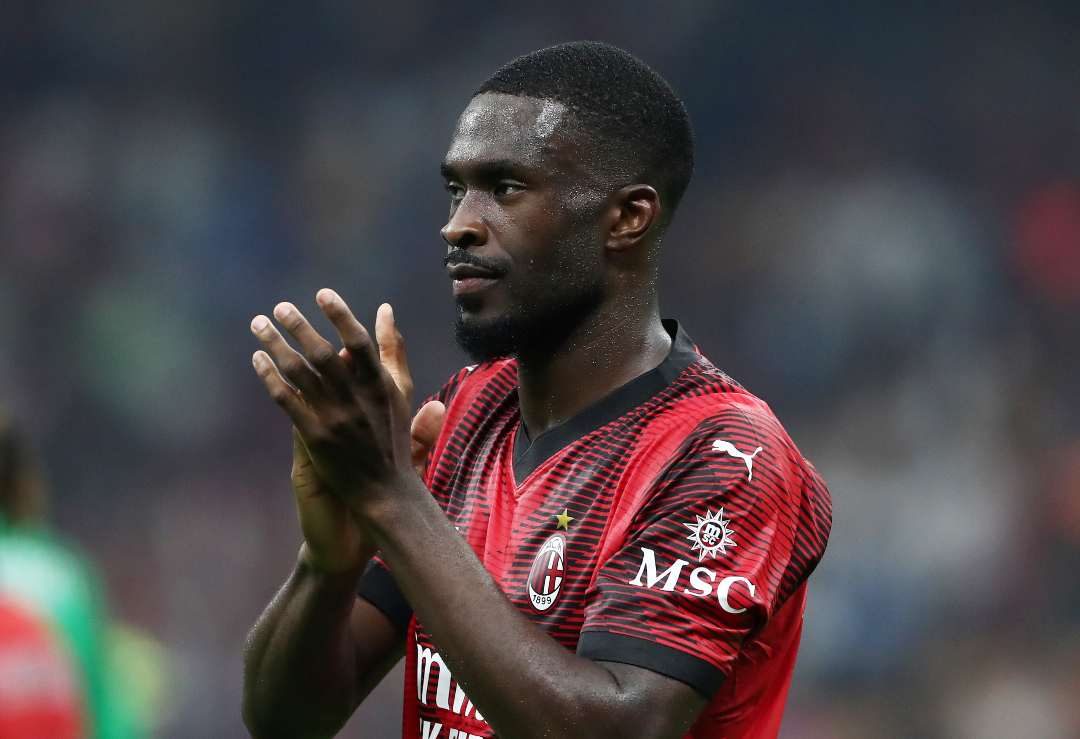 Il Milan rivuole indietro Tomori dalla nazionale. La scusa è una botta subita, Pioli spera per la Fiorentina