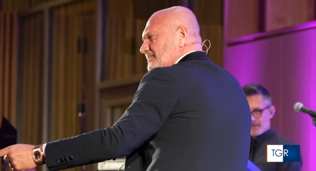 Asta al Viola Park: Pucci presenta, Vieri spende 4.500€, a Renzi la maglia di Bonaventura per 3.500€