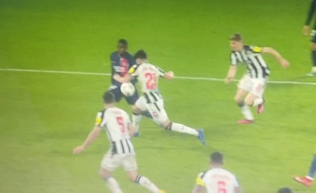 In Champions hanno dato al Psg lo stesso rigore non concesso alla Fiorentina: petto poi braccio