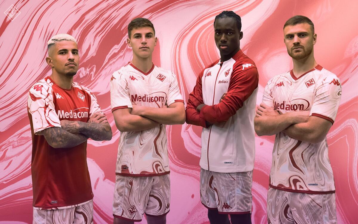 Domani possibile esordio per la quarta maglia, la Fiorentina scenderà in campo con la maglia rossa e bianca - 