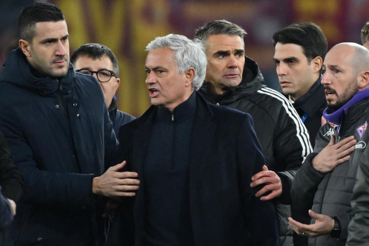 Tifosi della Roma lobotomizzati da Mourinho, vogliono il rinnovo nonostante il non gioco della squadra - 