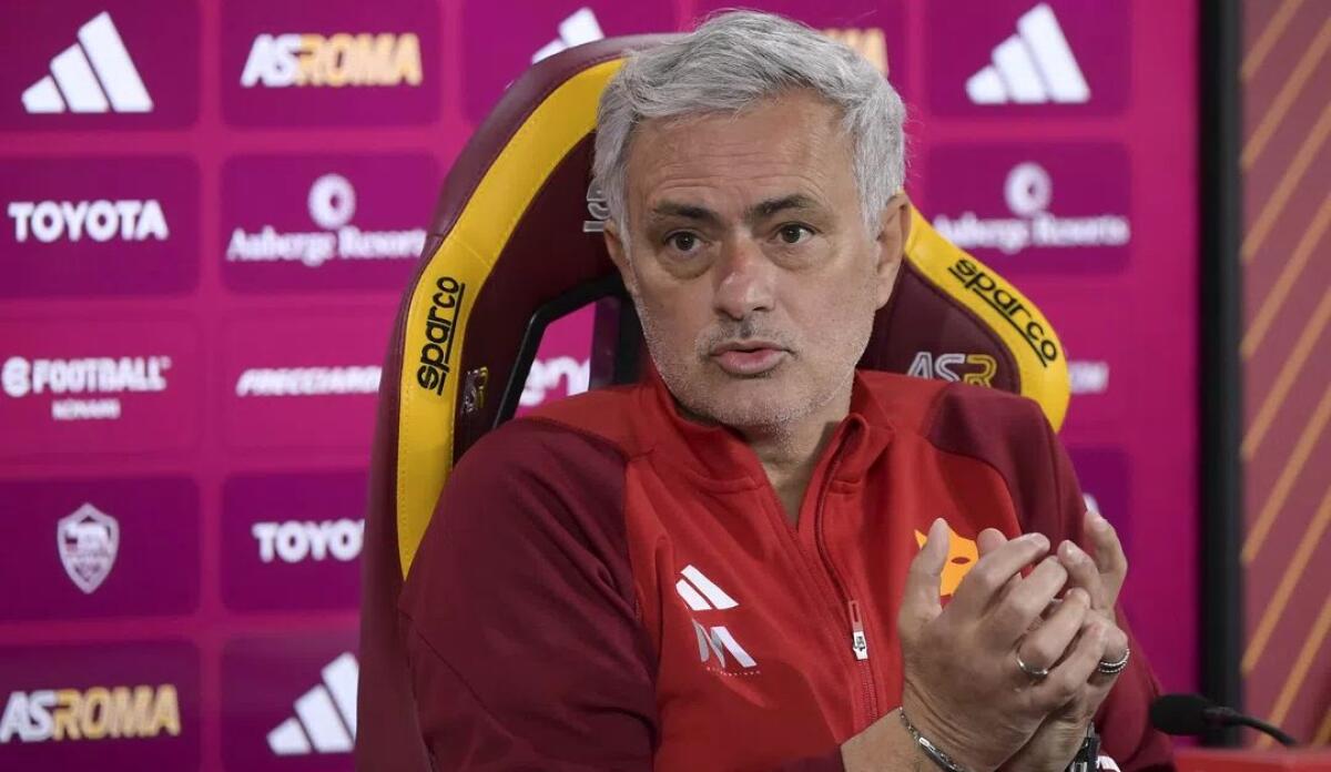 Mourinho: "La Fiorentina ha una grande rosa e lotta per il nostro stesso obiettivo. Titolari in panchina col Parma" - 
