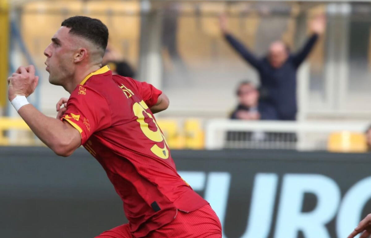 Calafiori ferma Falcone lanciato a gol, Piccoli trasforma il rigore al 100': il Bologna pareggia a Lecce (1-1) - 