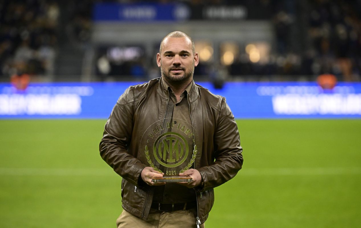 MILAN, ITALY - MARCH 04: Wesley Sneijder holds the Hall of Fame prize prior to the Serie A match between FC Internazionale and US Salernitana at Stadio Giuseppe Meazza on March 04, 2022 in Milan, . (Photo by Mattia Ozbot - Inter/Inter via Getty Images)