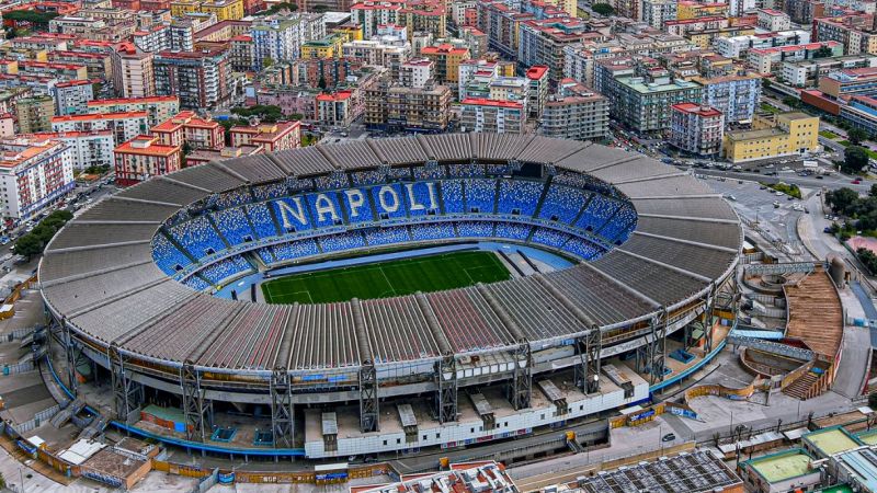Problemi allo stadio del Napoli, il vento ha fatto saltare e spostare le coperture. Tifosi bloccati fuori