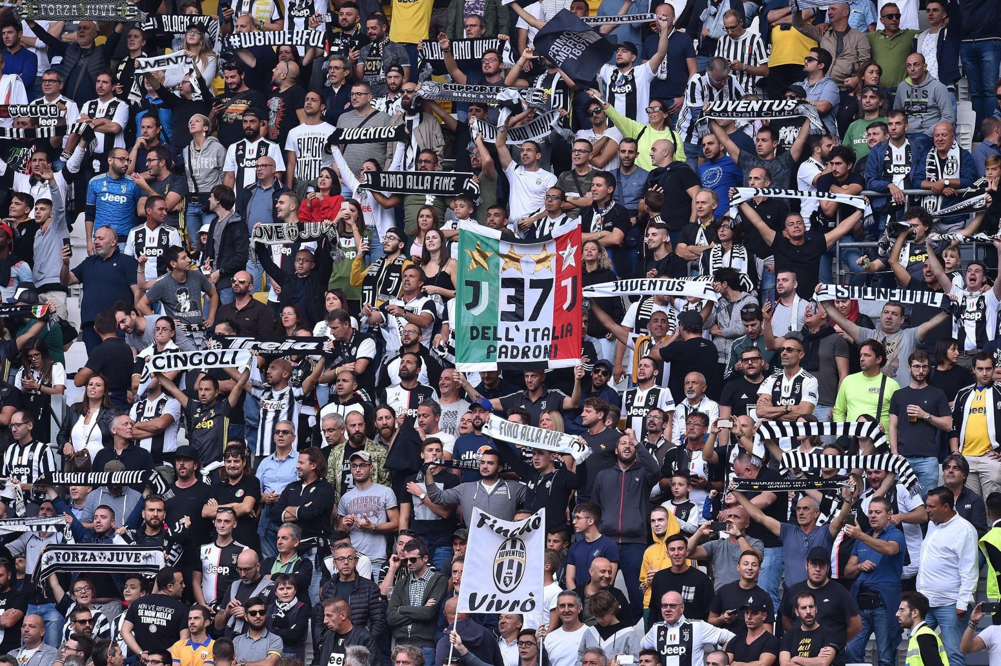 Tifosi della Juventus all'Allianz Stadium durante la partita del campionato di Serie A contro il Verona, Torino, 21 settembre 2019.ANSA/ALESSANDRO DI MARCO