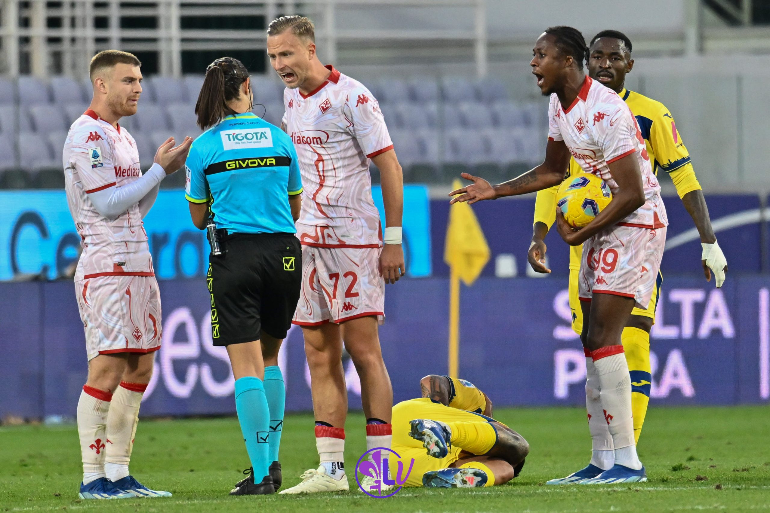 Antonin Barak Lucas Beltran e Christian Kouamé discutono con l'arbitro Maria Sole Ferrieri Caputi