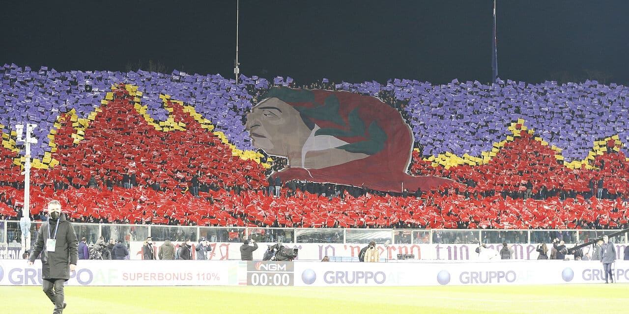 FLORENCE, ITALY - MARCH 02: Fans of ACF Fiorentina during the Coppa Italia Semi Final 1st Leg match between ACF Fiorentina and Juventus FC at Stadio Artemio Franchi on March 2, 2022 in Florence, Italy. (Photo by Gabriele Maltinti/Getty Images)
