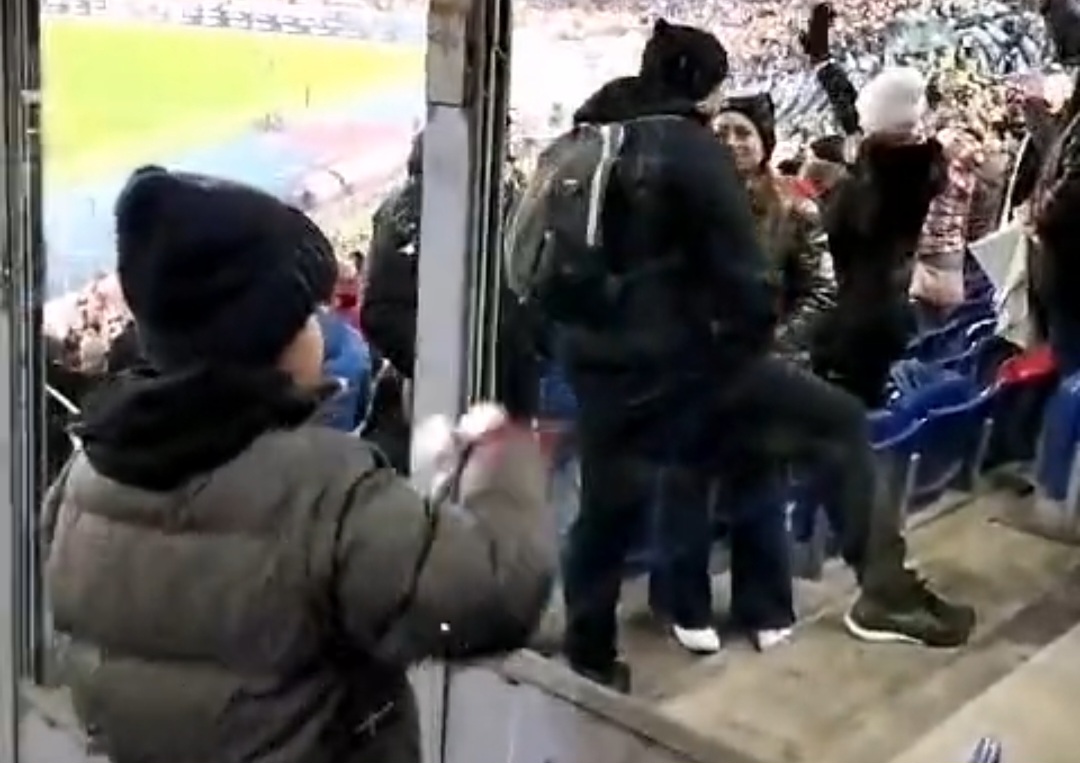 Un piccolo tifoso della Fiorentina scambia la sua sciarpa con un bambino tifoso della Roma. Il video