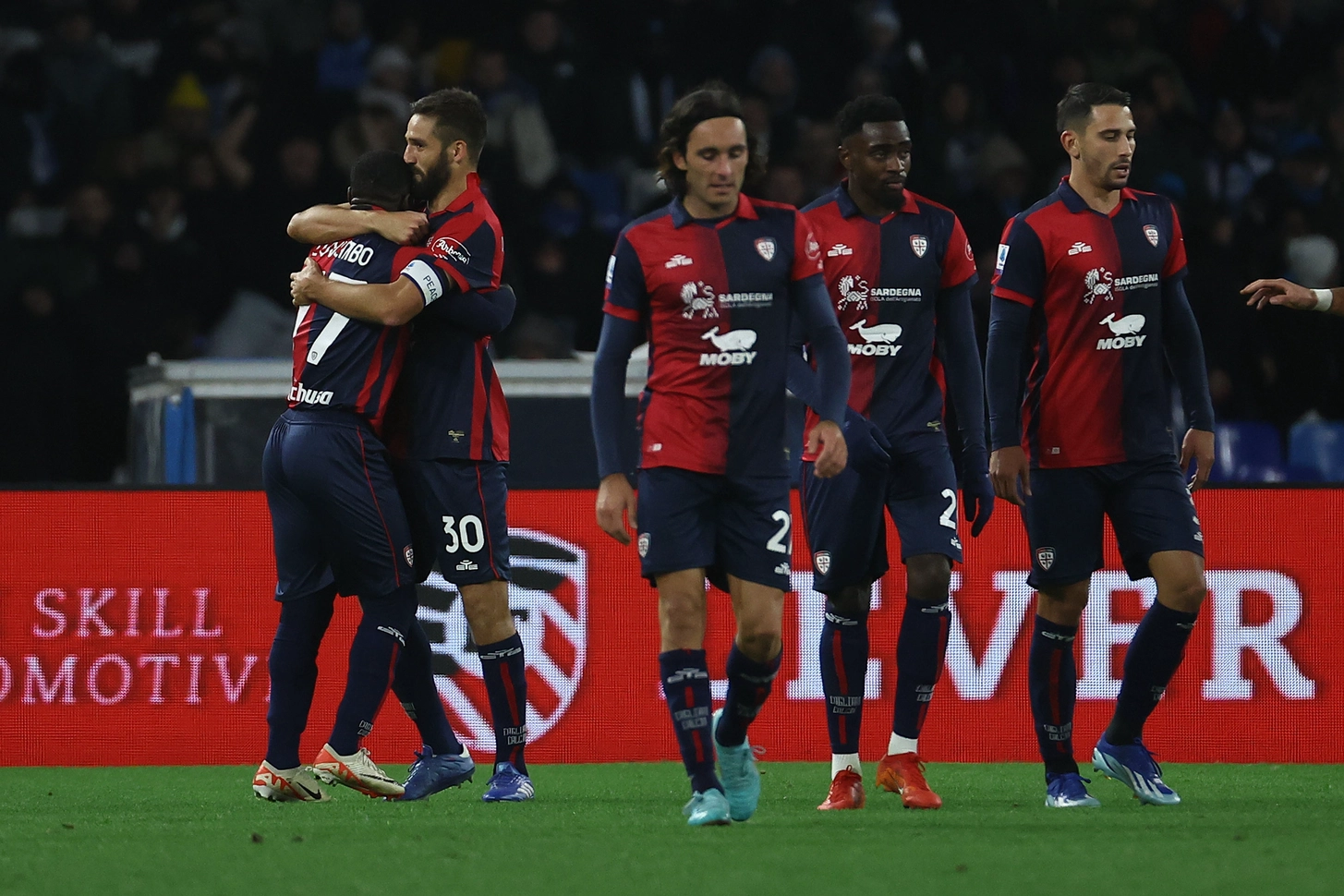 Un Napoli brutto e fortunato riesce a vincere a malapena contro il Cagliari, finisce 2-1 al Maradona