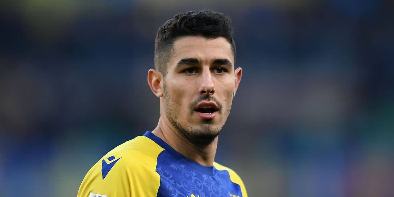 VERONA, ITALY - DECEMBER 12: Davide Faraoni of Hellas Verona looks on during the Serie A match between Hellas and Atalanta BC at Stadio Marcantonio Bentegodi on December 12, 2021 in Verona, Italy. (Photo by Alessandro Sabattini/Getty Images)