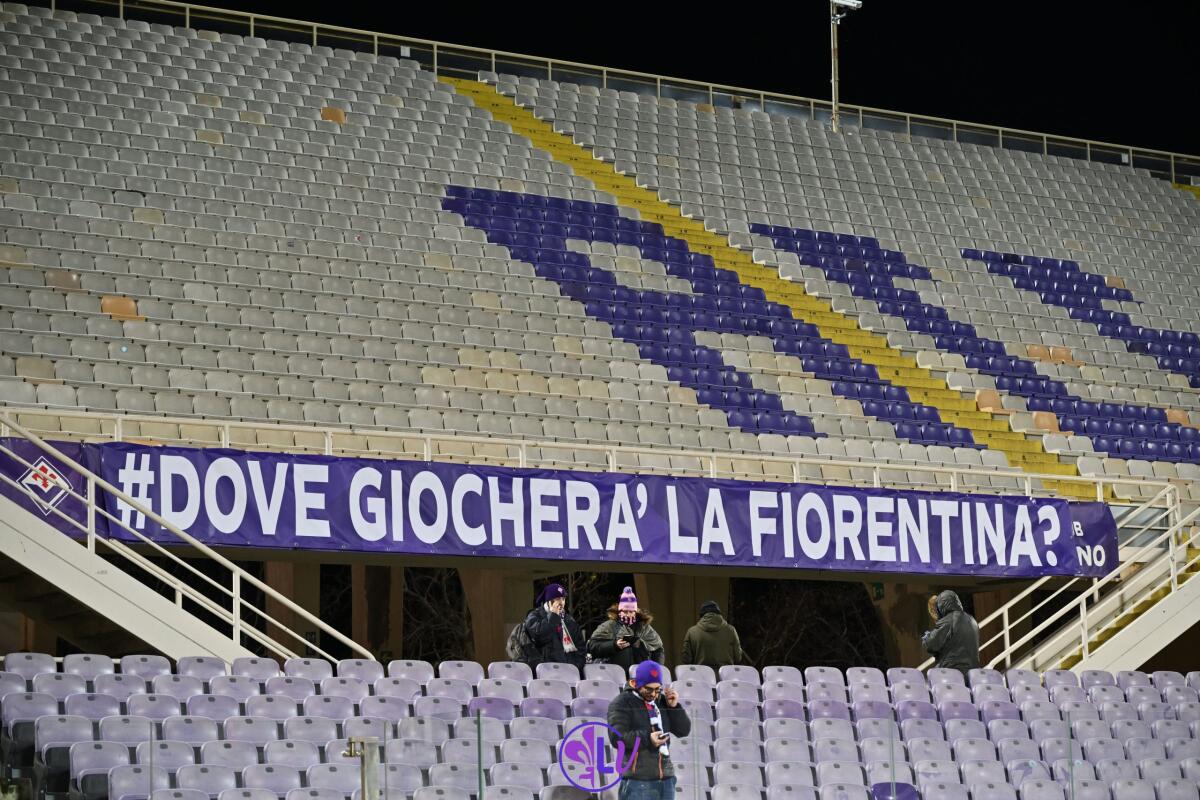 La società viola fa polemica, nello stadio appesi striscioni con scritto: "Dove giocherà la Fiorentina" - 