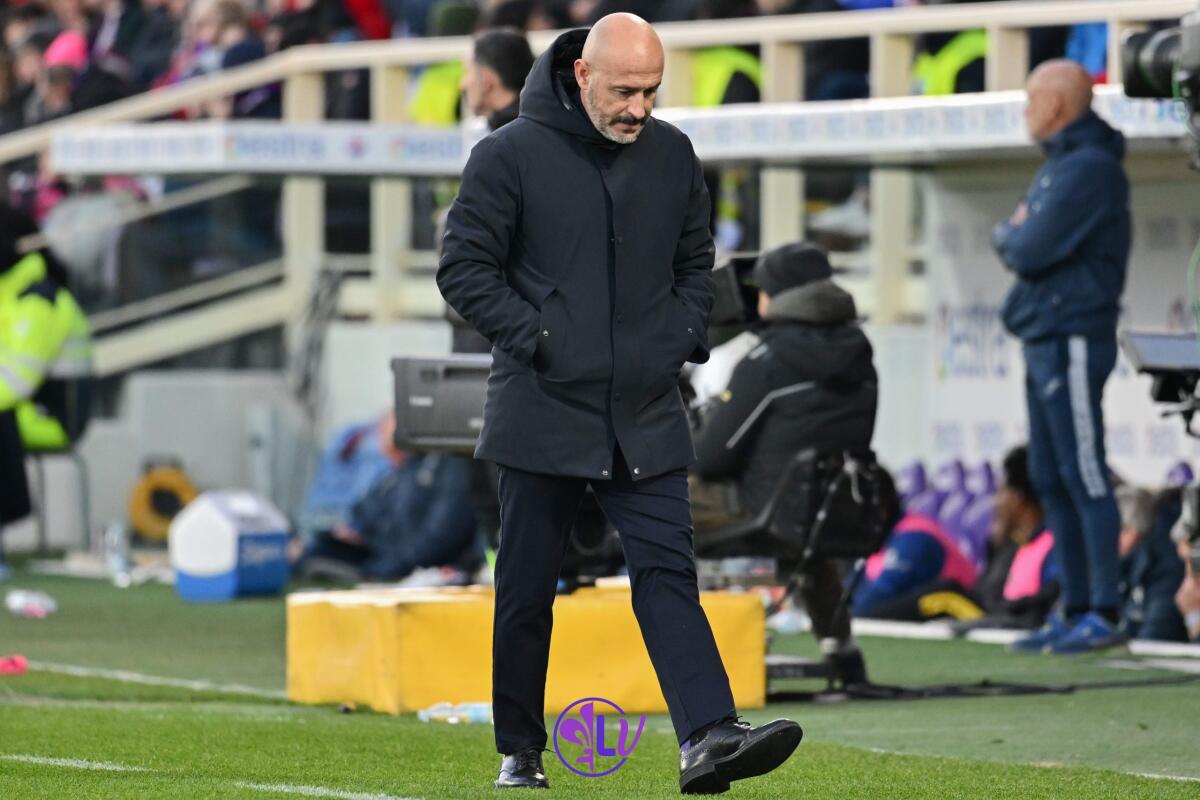 Un mese di gennaio da dimenticare per la Fiorentina: zero vittorie e tanta amarezza per i viola. - Vincenzo Italiano deluso