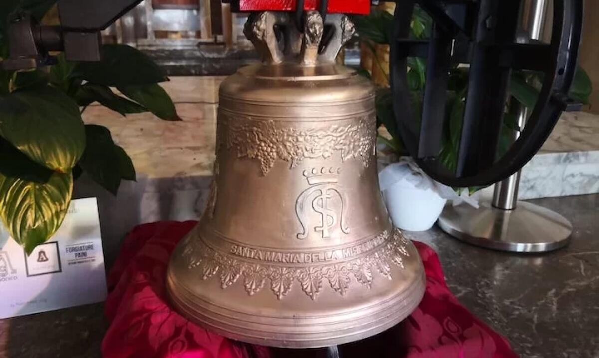 Tentano di rubare la campana della chiesa del paese, il parroco: "Saranno stati juventini" - 