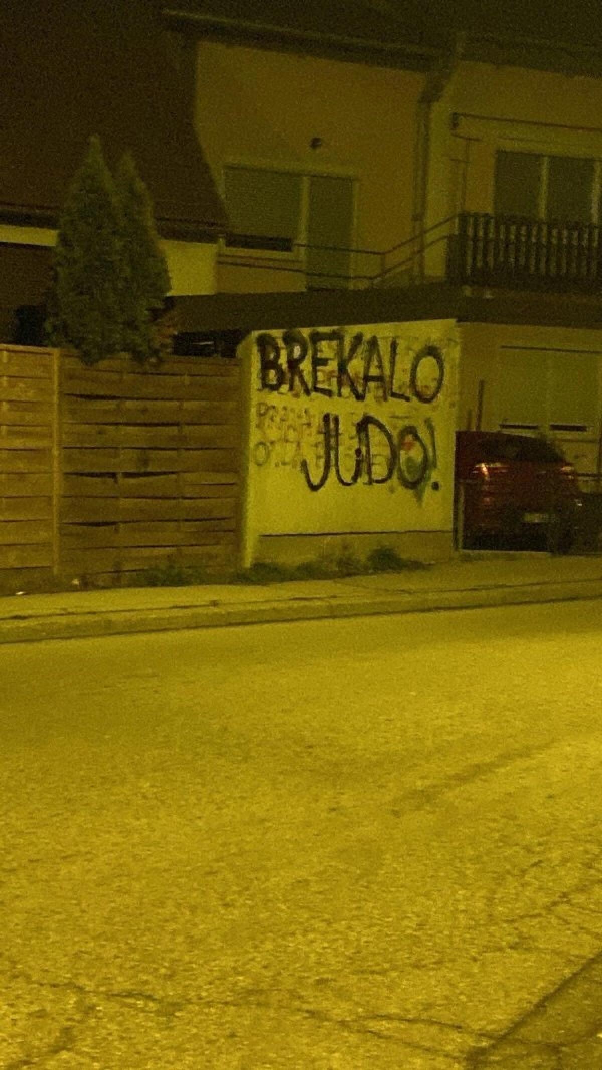 Brekalo-Hajduk, ma esplode l'ira dei tifosi della Dinamo Zagabria. Spuntano i graffiti: "Brekalo Giuda!" - 