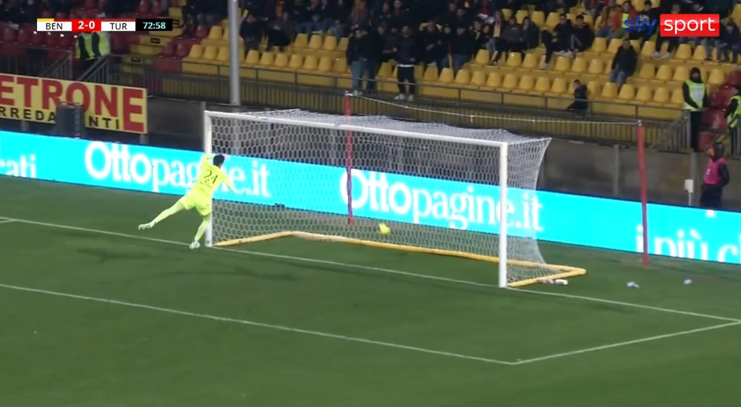 Che figuraccia in serie C, l'arbitro e la guardalinee non vedono un gol. È costretto a dirglielo il quarto uomo