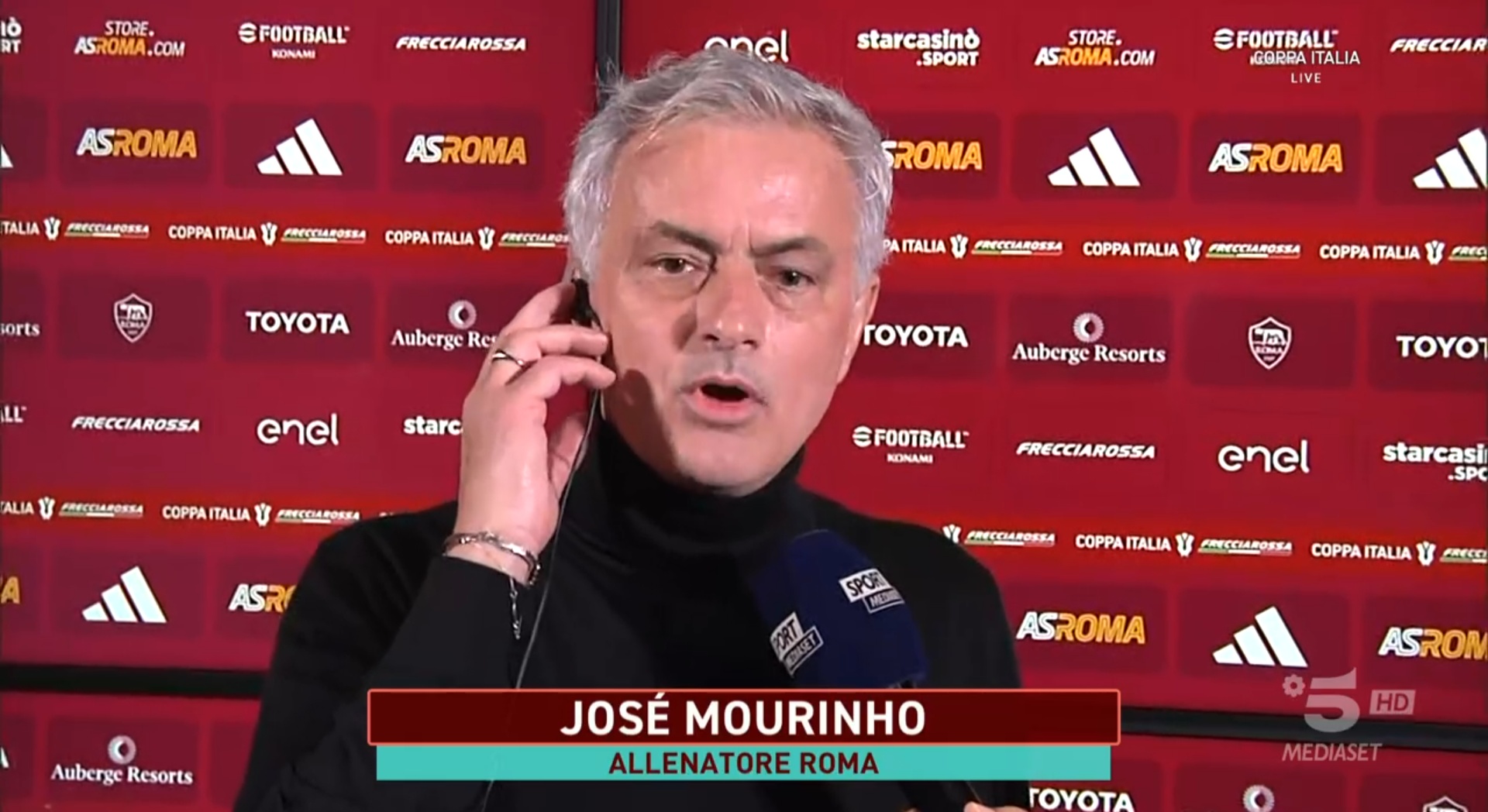 Il solito Mourinho, la Roma è solo calci, proteste e cartellini rossi. La Lazio vince il derby senza portiere