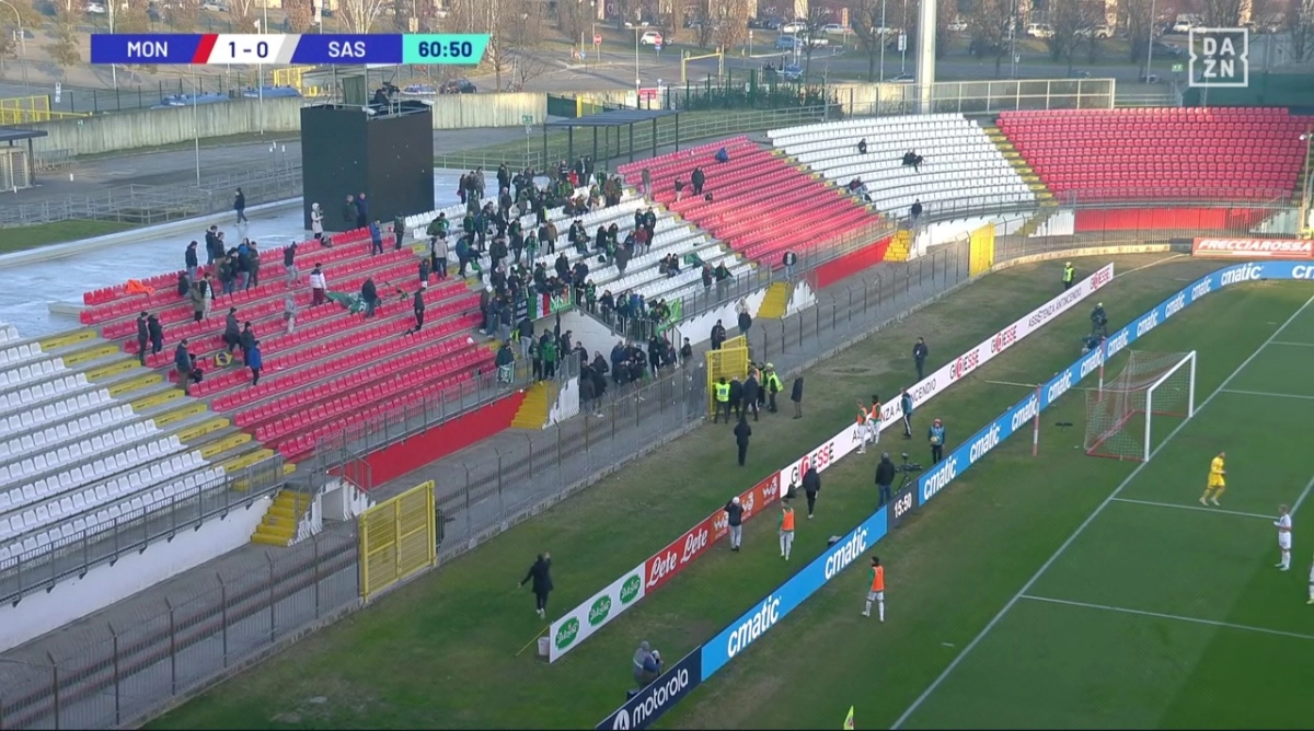 L'arbitro sospende Monza-Sassuolo, un tifoso neroverde è caduto dagli spalti, momenti di paura