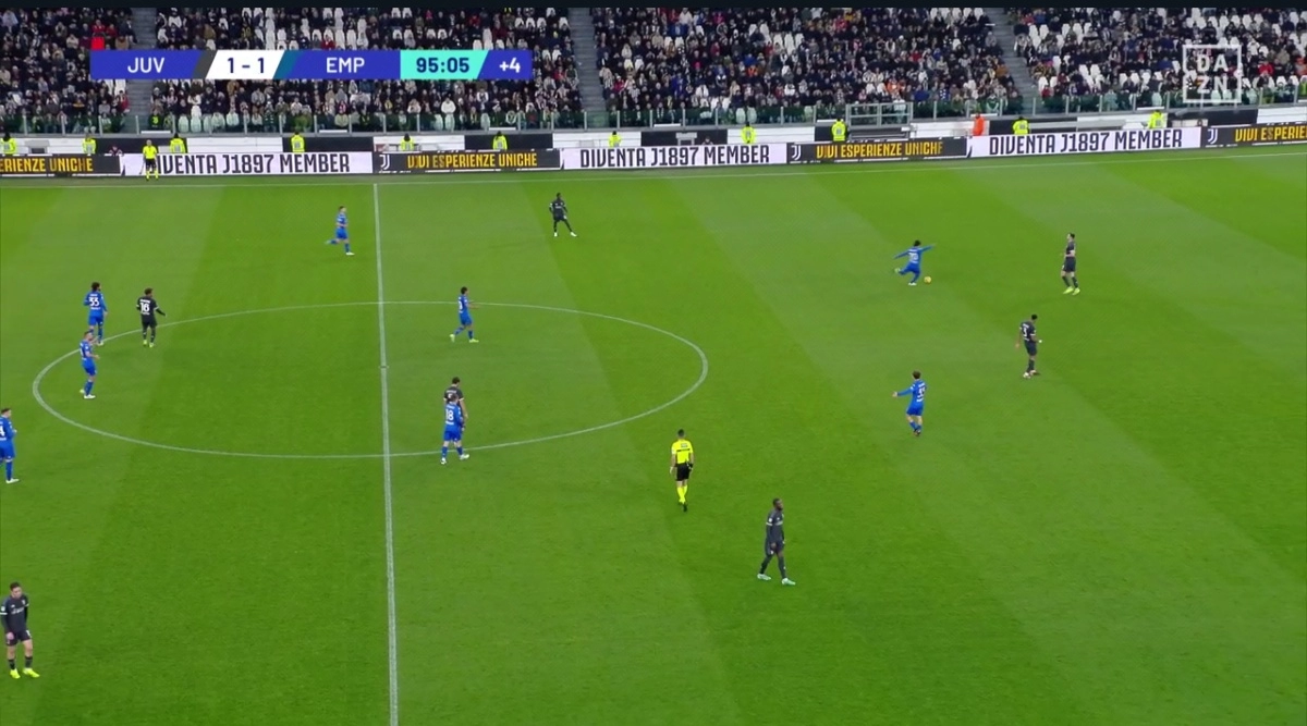 Inspiegabile favore alla Juventus, l'arbitro fischia la fine quando Cancellieri sta per calciare a porta vuota