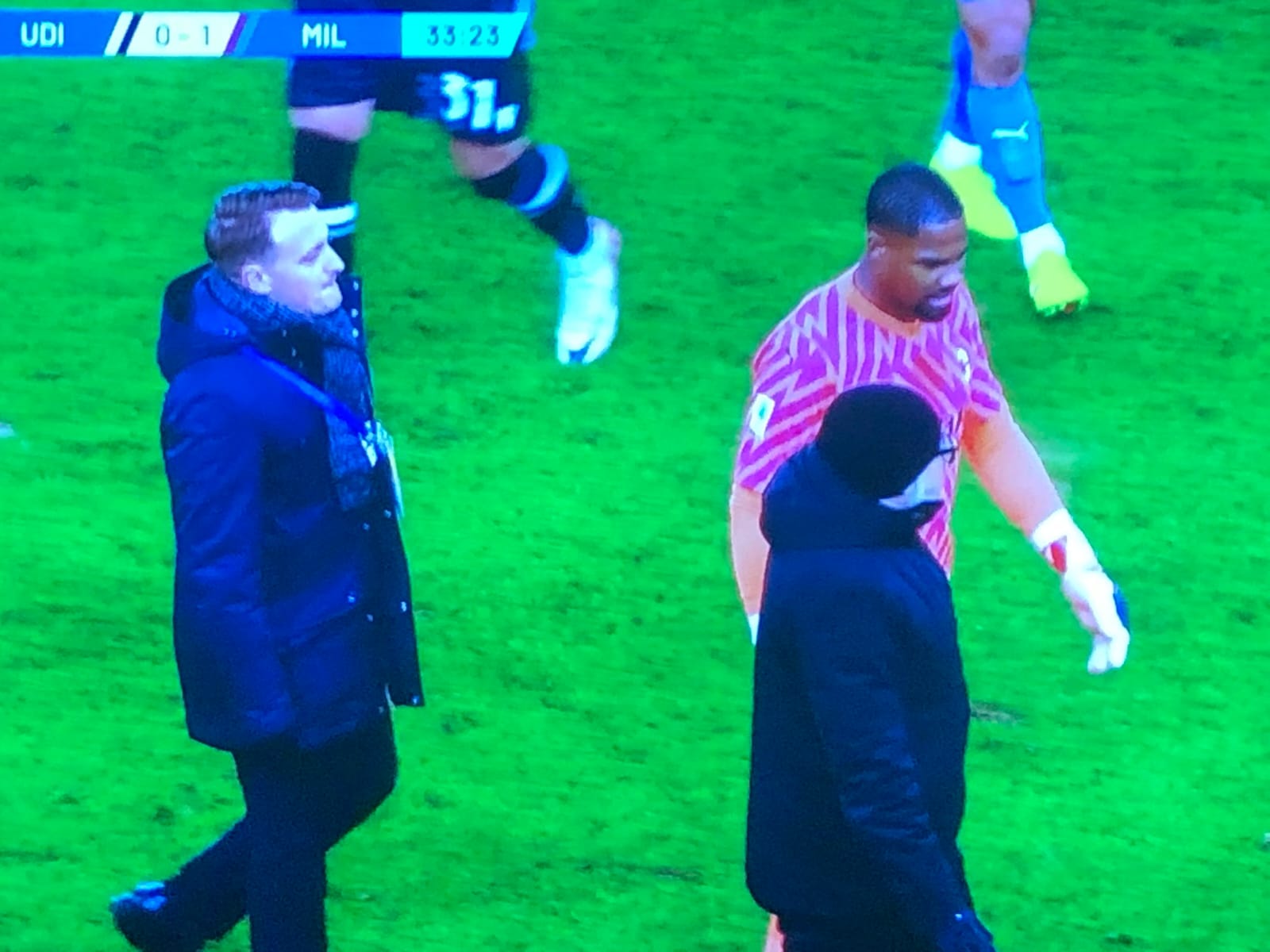 Vergogna a Udine, i tifosi dell'Udinese fanno cori razzisti contro Maignan che esce dal campo. Tutto il Milan va via
