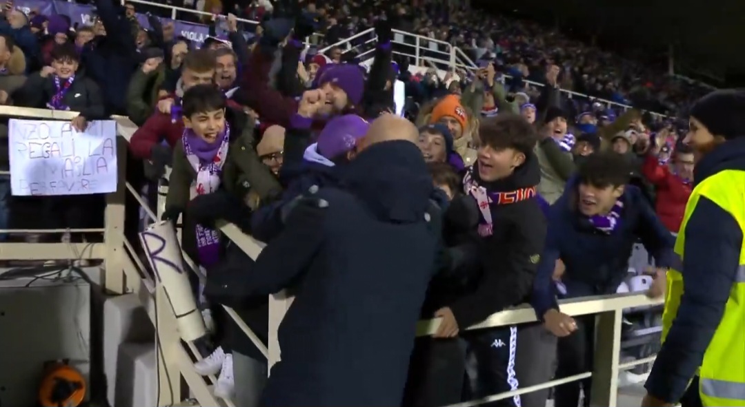 Italiano prende in braccio un bambino dopo la vittoria ed esulta con lui in campo. Il video da brividi