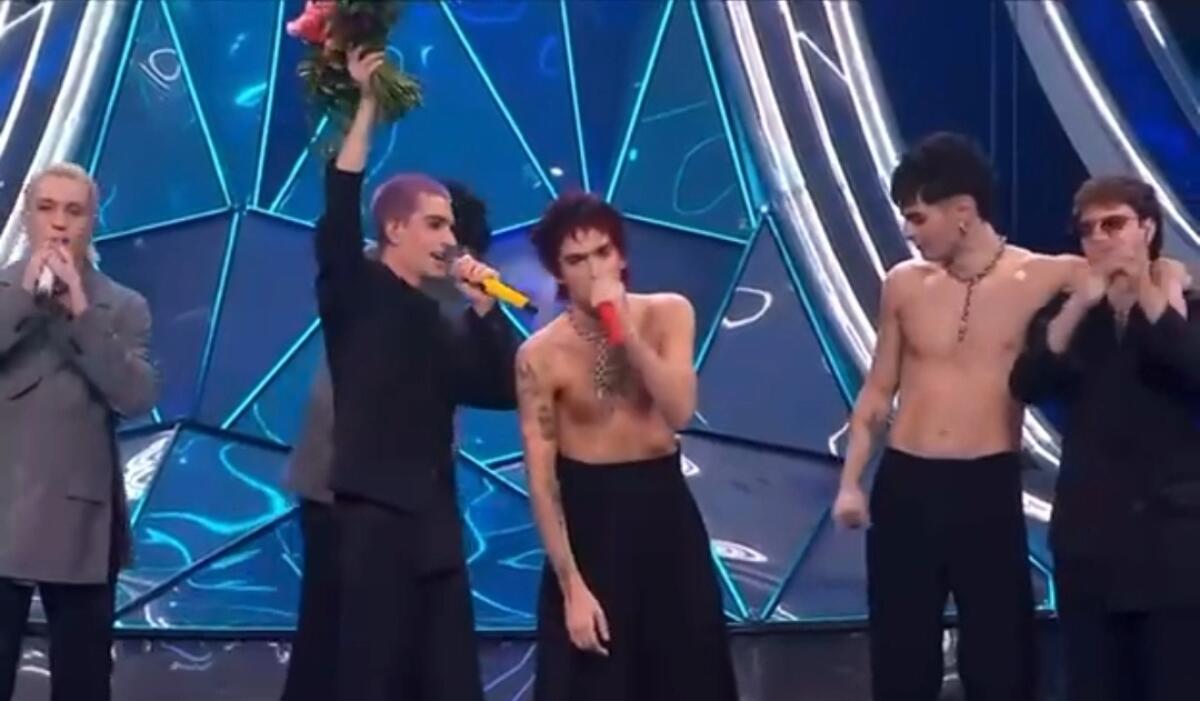 Sul palco di Sanremo i Bnkr44 gridano: "Forza viola, un bacione alla Fiesole" prima di lasciare l'Ariston - 