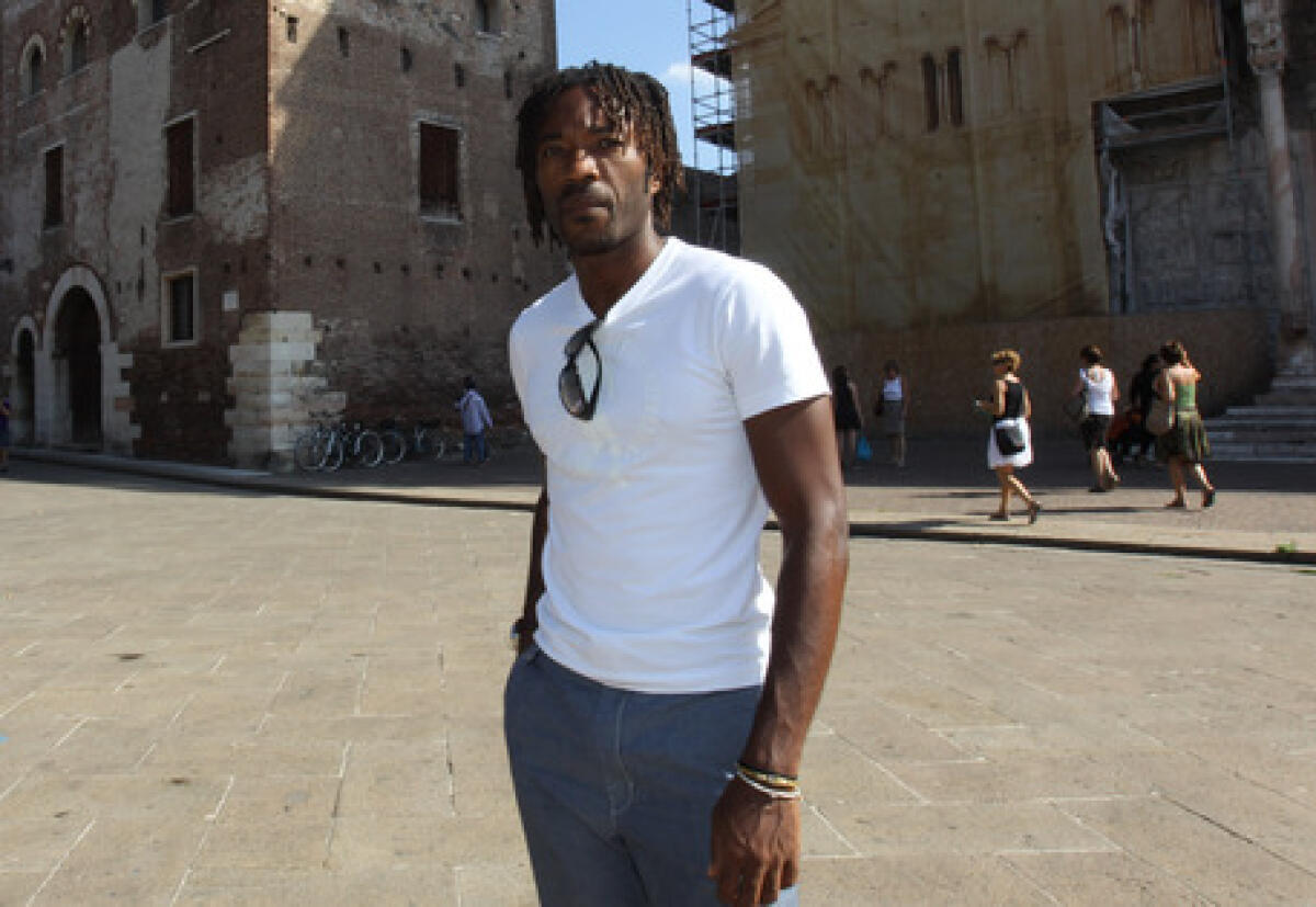 Manfredini: "Alla Fiorentina manca continuità, vedo troppi errori dei singoli, ma il gioco c'é" - Christian Manfredini, 36 anni, davanti alla Chiesa di San Zeno, oggi a Verona 28 agosto 2011. L'ex giocatore della Lazio, fuori rosa per due anni sotto la gestione Lotito, ha lasciato i campi di serie A per trasferirsi nella 'sua' Verona. Lo scorso l
