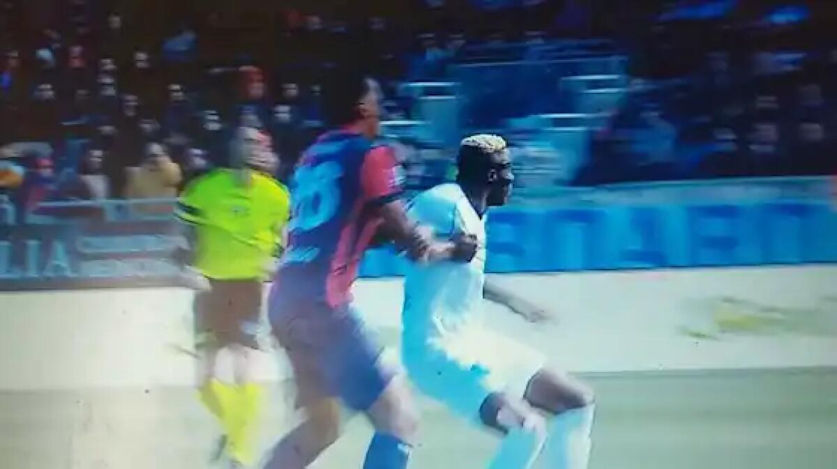 Osimhen furioso a Cagliari, pizzicotto di Mina a gioco fermo e reazione del centravanti del Napoli - 