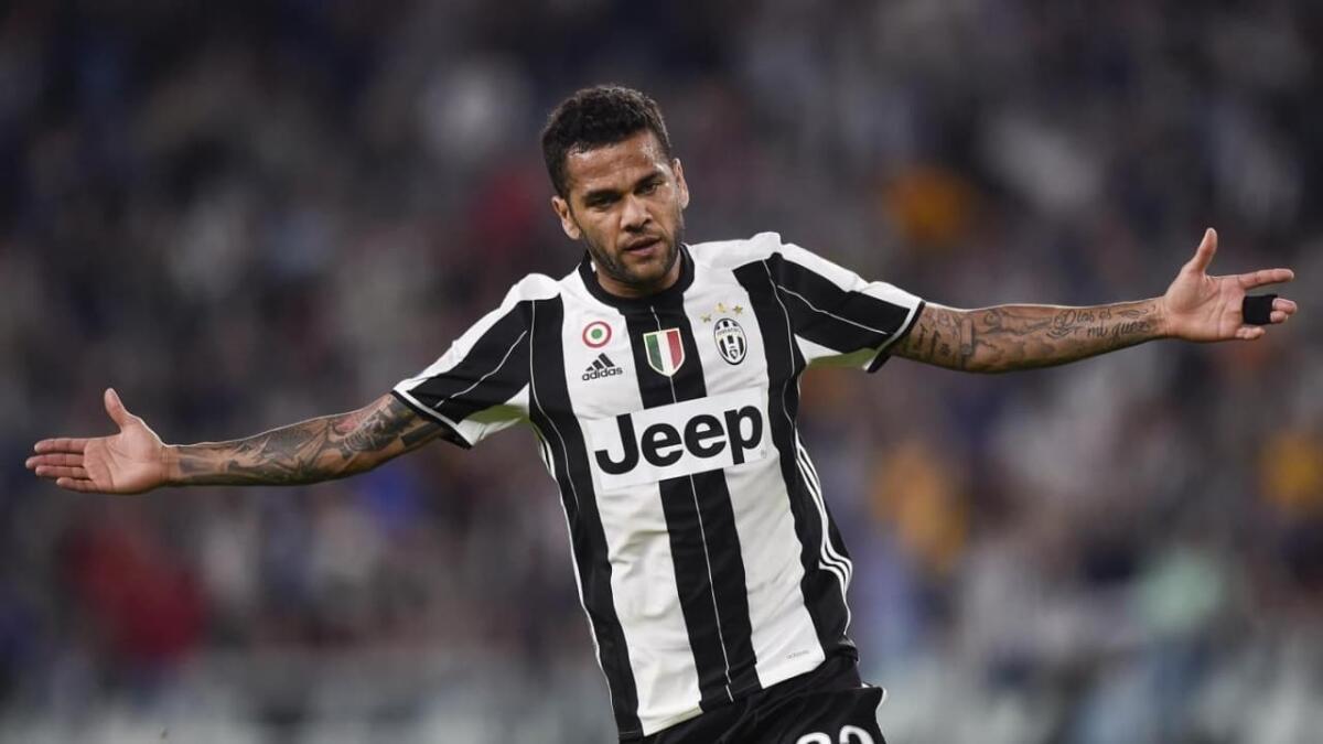 L'ex terzino della Juventus Dani Alves condannato a 4 anni e mezzo di carcere per violenza sessuale - 